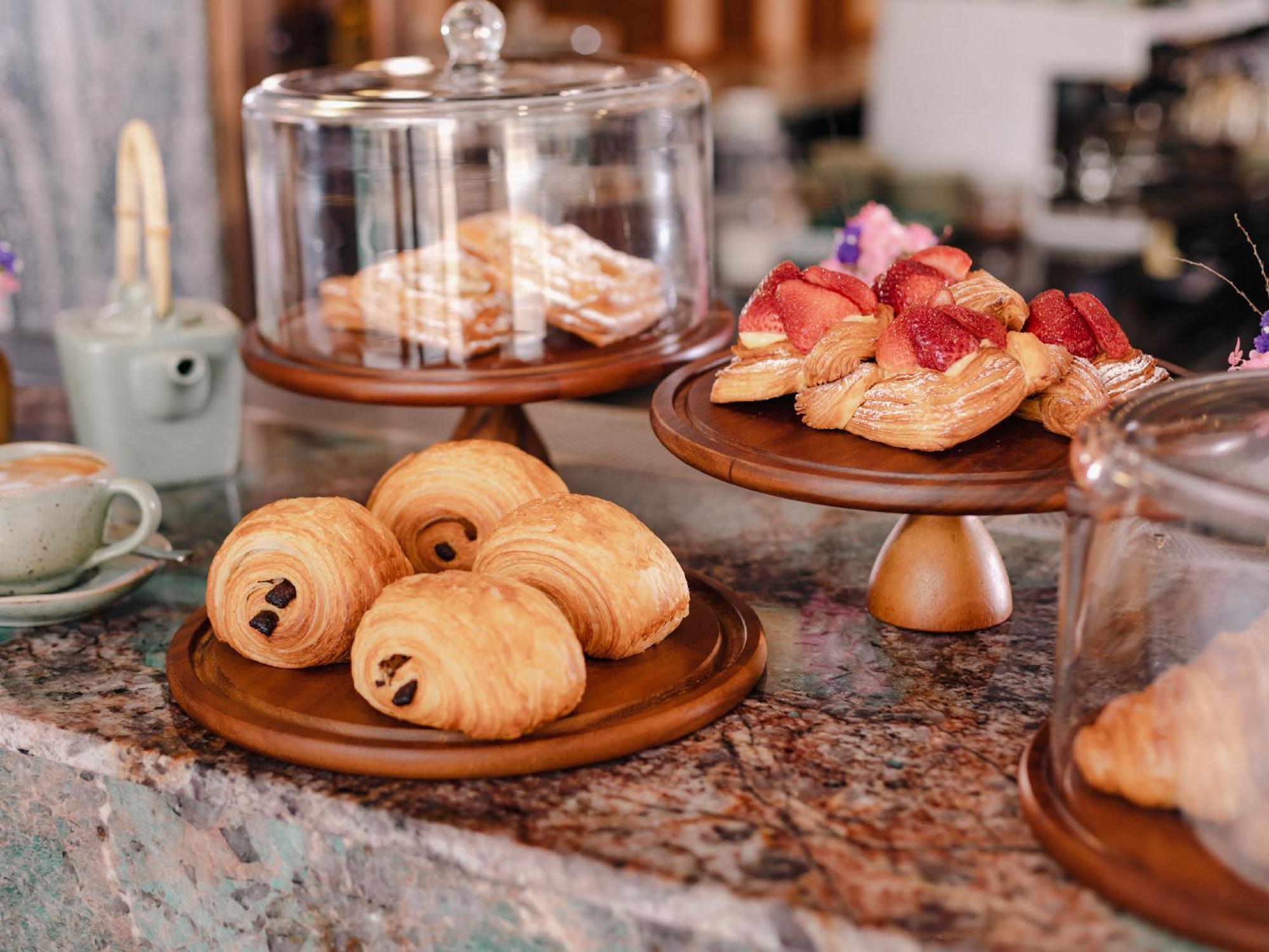 Nysa Hotel Bangkok Sukhumvit 11 Eksteriør billede Pastries at a café
