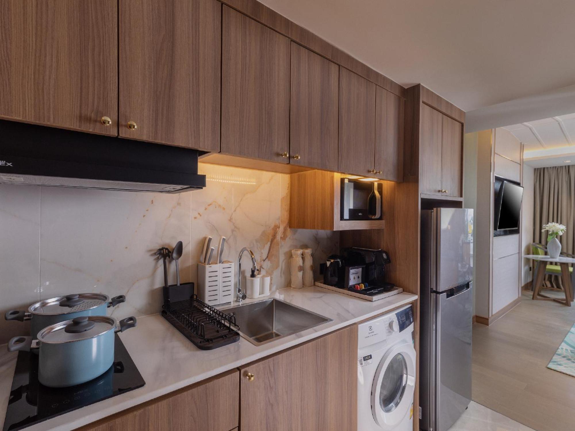 Nysa Hotel Bangkok Sukhumvit 11 Eksteriør billede A kitchen in a serviced apartment