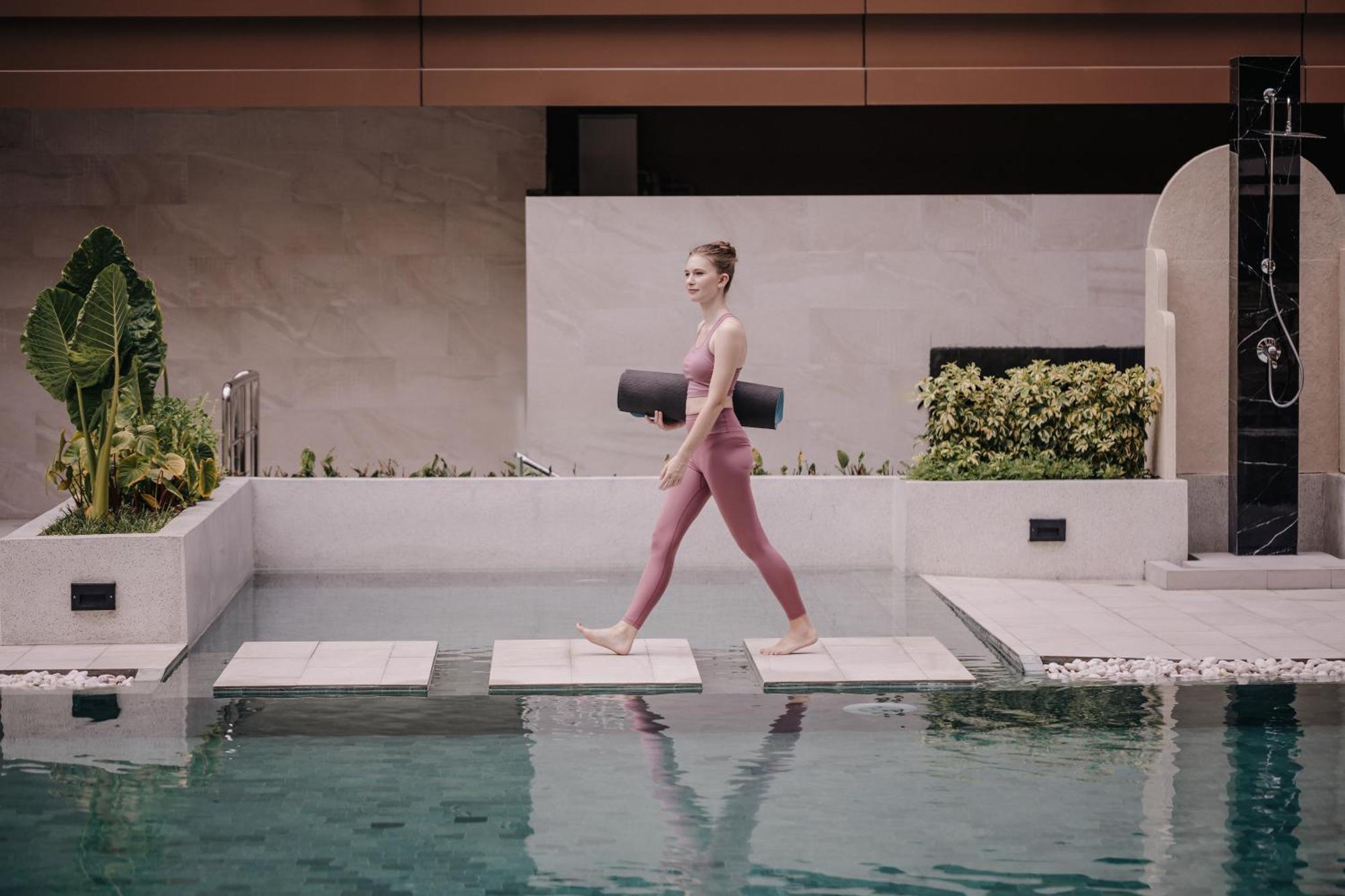 Nysa Hotel Bangkok Sukhumvit 11 Eksteriør billede A woman walking on a stepping stone