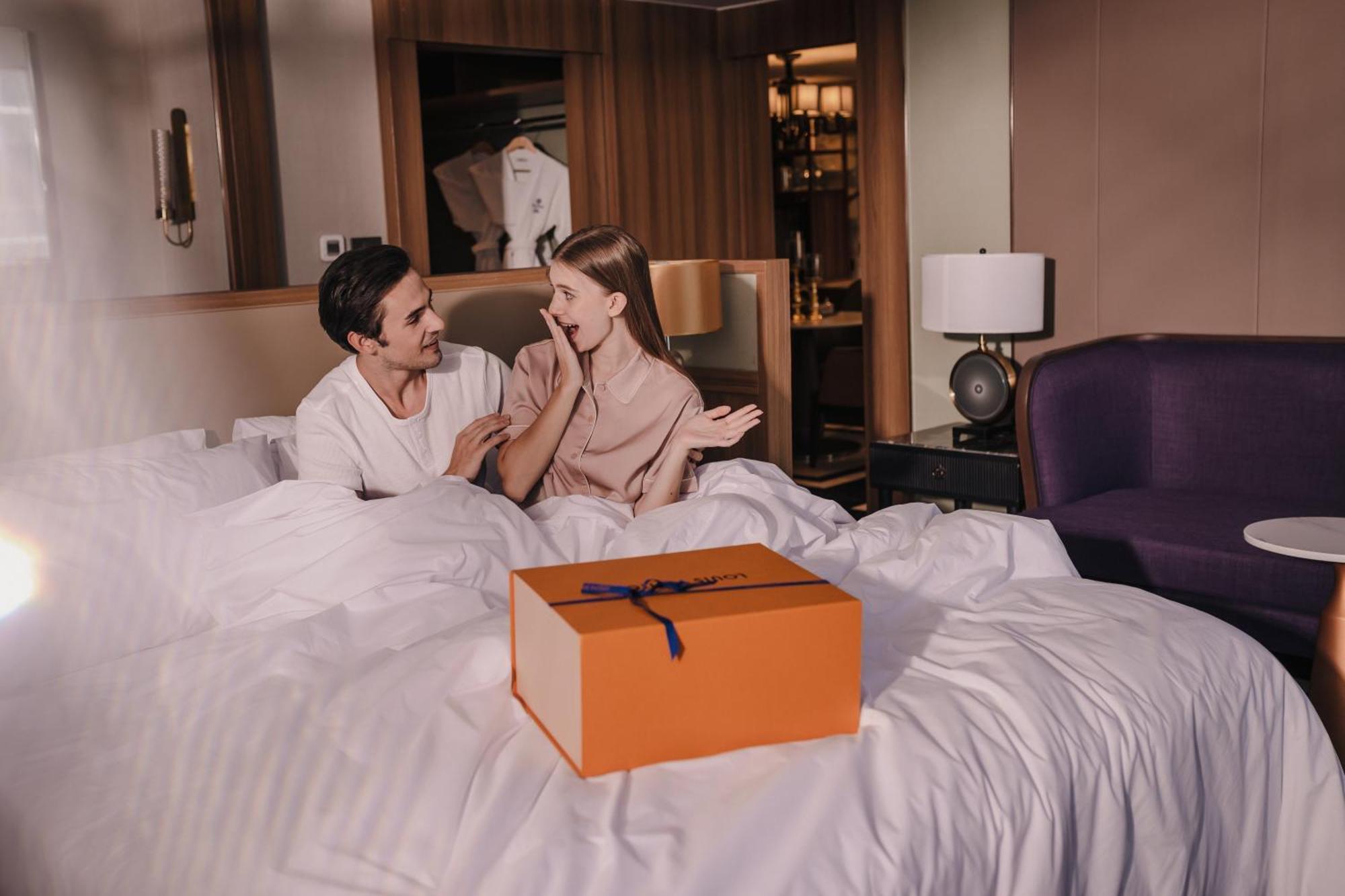 Nysa Hotel Bangkok Sukhumvit 11 Eksteriør billede A couple opening a present