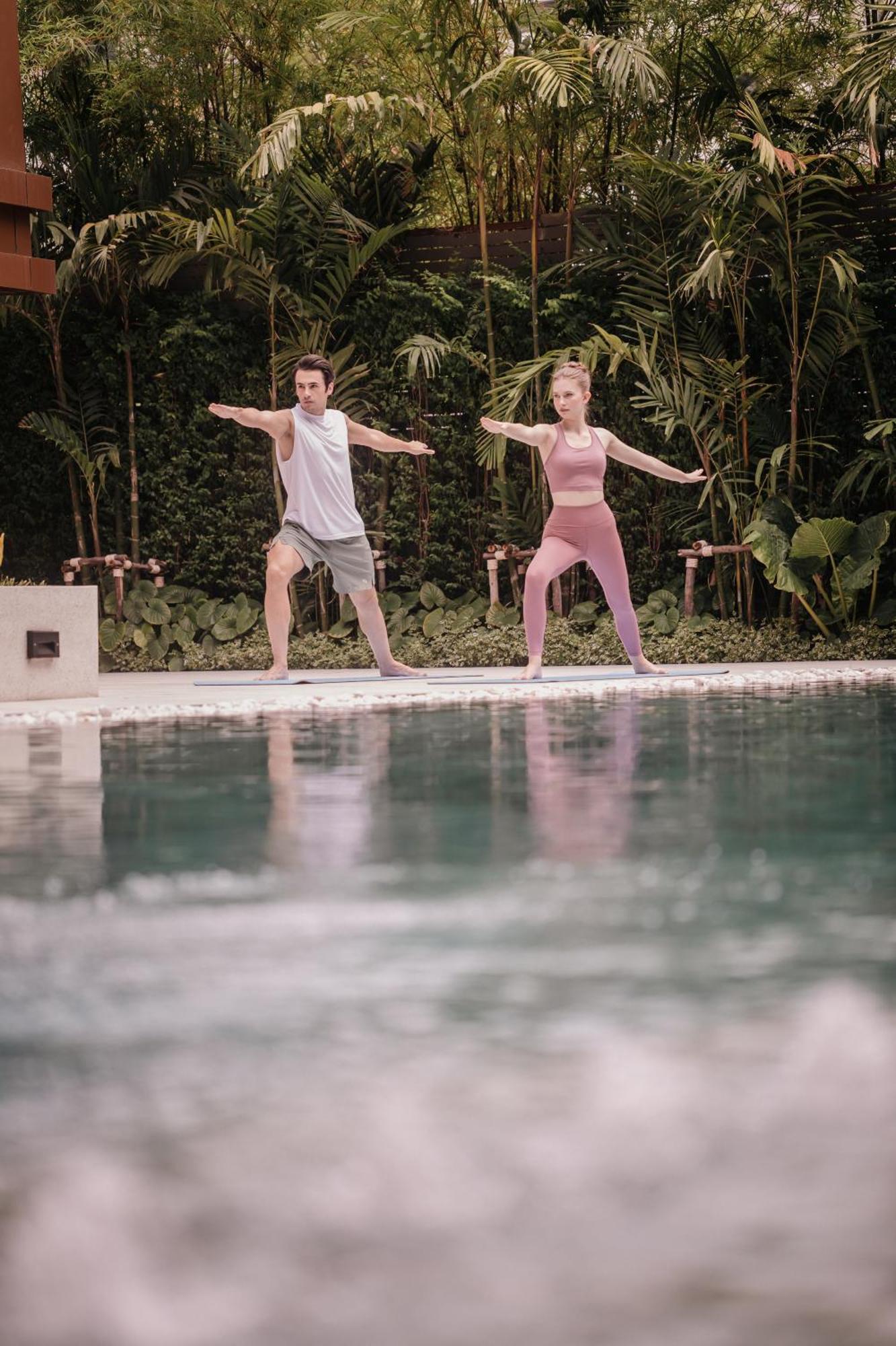 Nysa Hotel Bangkok Sukhumvit 11 Eksteriør billede A couple practicing yoga