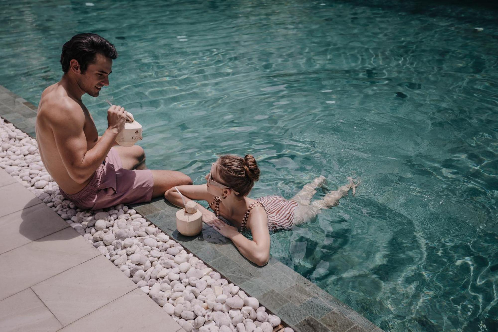 Nysa Hotel Bangkok Sukhumvit 11 Eksteriør billede A couple drinking coconut water in a swimming pool