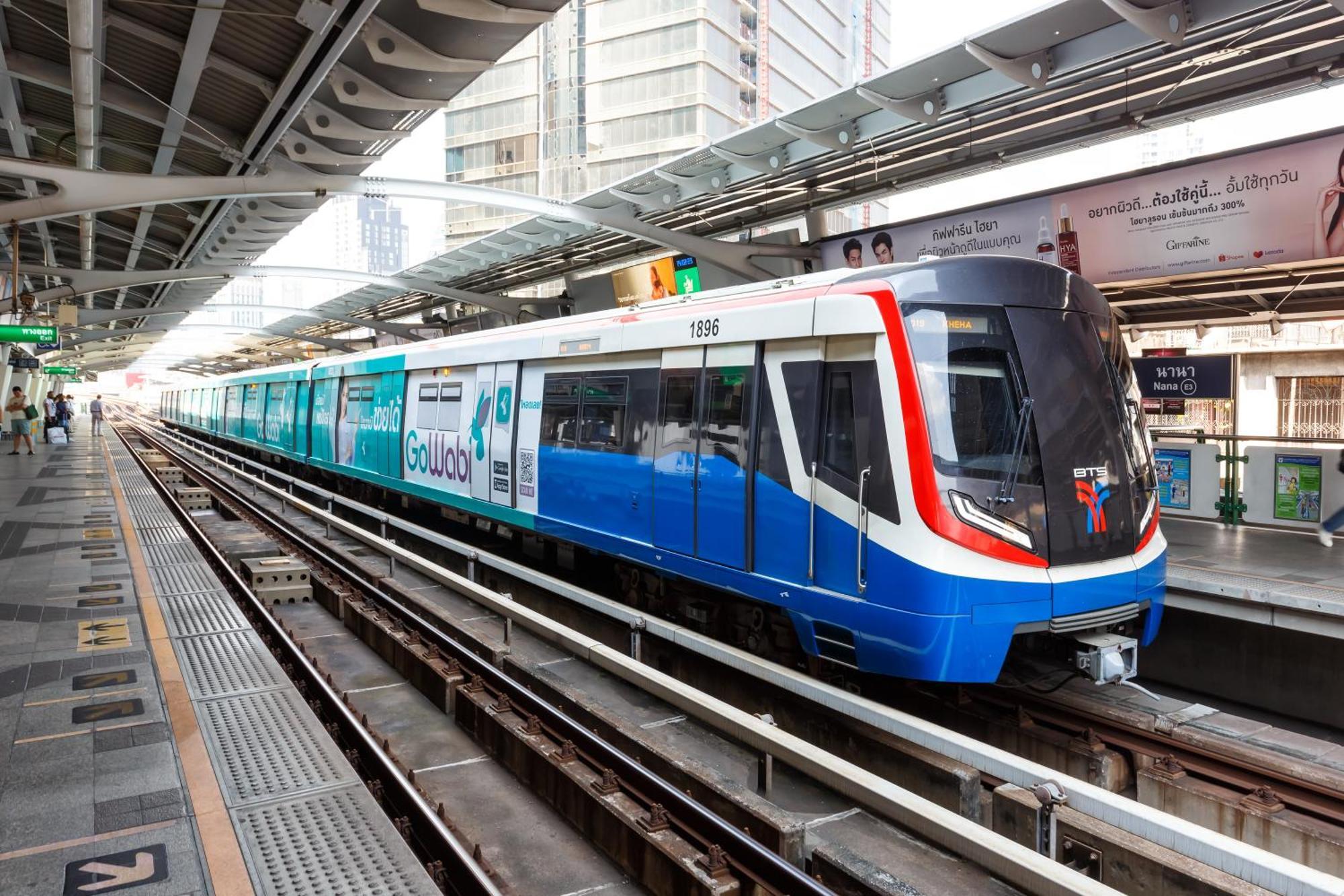 Nysa Hotel Bangkok Sukhumvit 11 Eksteriør billede A Blue Line train at Huai Khrai