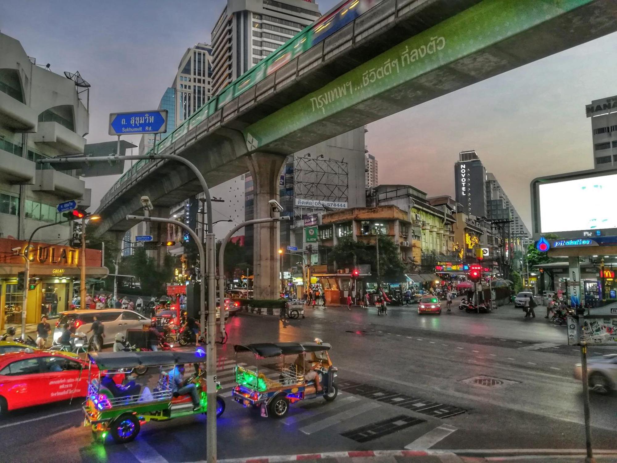 Nysa Hotel Bangkok Sukhumvit 11 Eksteriør billede The station in 2019