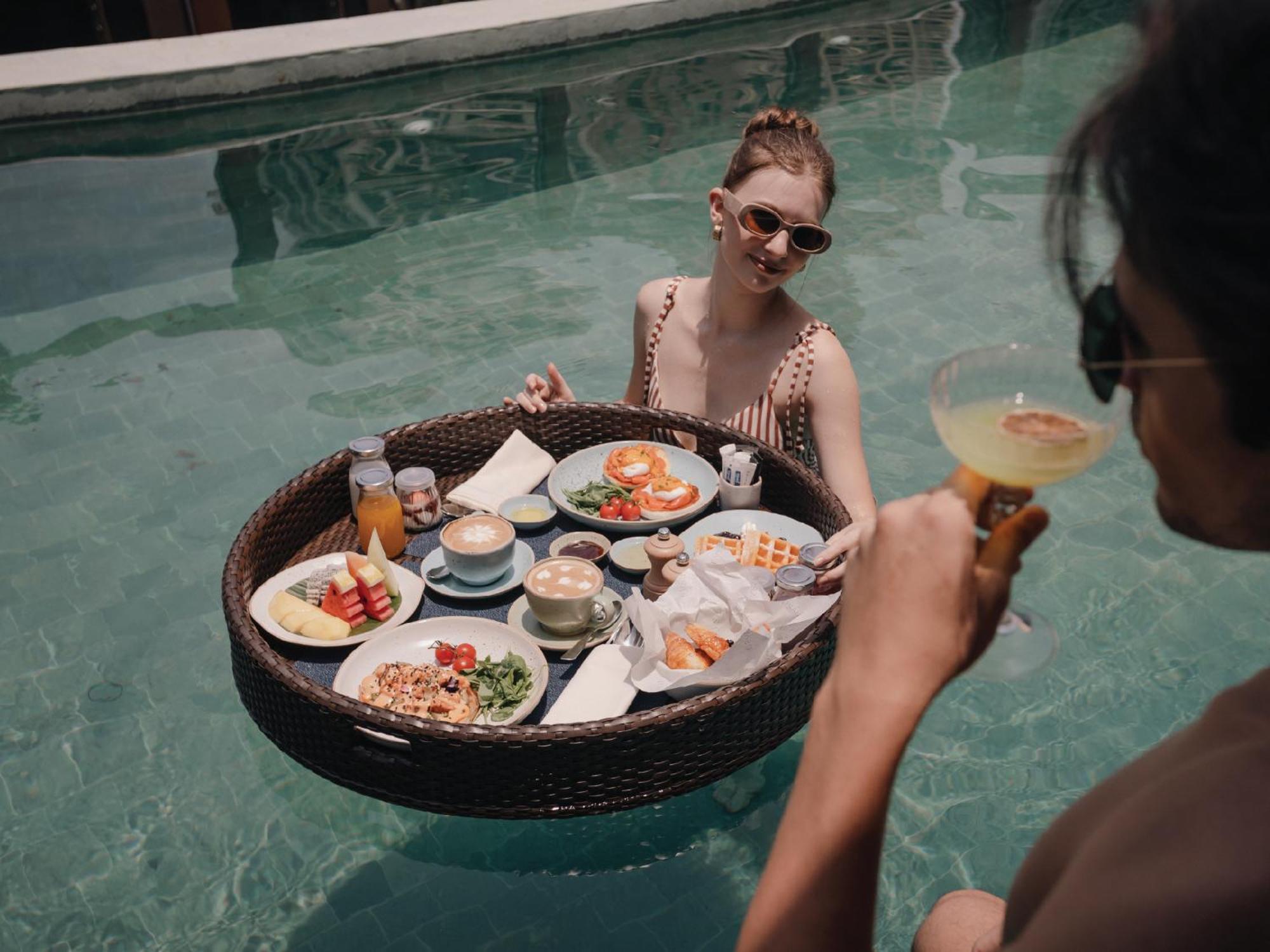 Nysa Hotel Bangkok Sukhumvit 11 Eksteriør billede Floating breakfast at Alila Villas Uluwatu